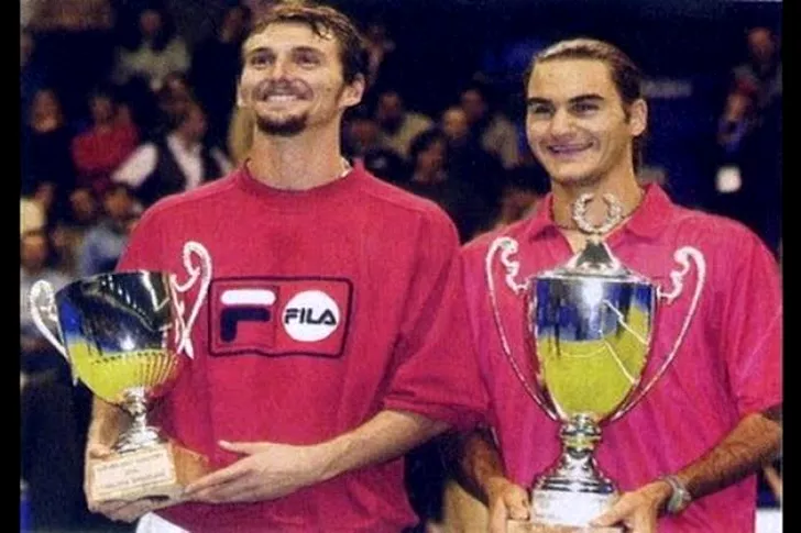 Roger Federer la primul său titlu în februarie 2001 la Milano, alături de învinsul său, francezul Julien Bouter