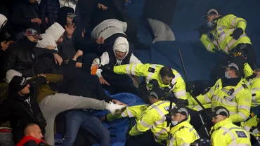 Ultrasii Legiei Varsovia razboi cu politia pe stadionul din Leicester A fost nevoie de interventia trupelor speciale Video
