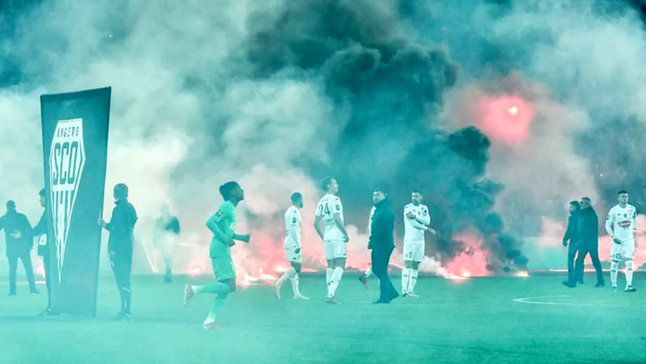 Imagini ireale din Ligue 1 Fanii au blocat cu petarde si fumigene inceperea meciului St Etienne  Angers Video