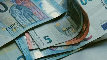 Cand va intra in vigoare salariul minim european Romanilor le este promis un venit de cel putin 500 de euro