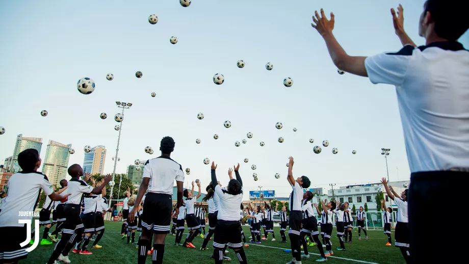 Juventus Torino deschide o tabara de fotbal in Romania 180 de copii se vor pregati cu antrenori din Italia