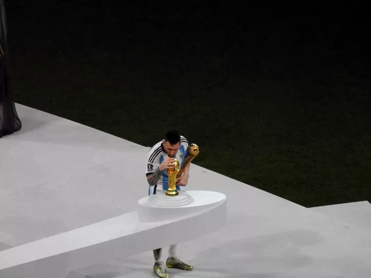 Leo Messi şi trofeul Cupei Mondiale