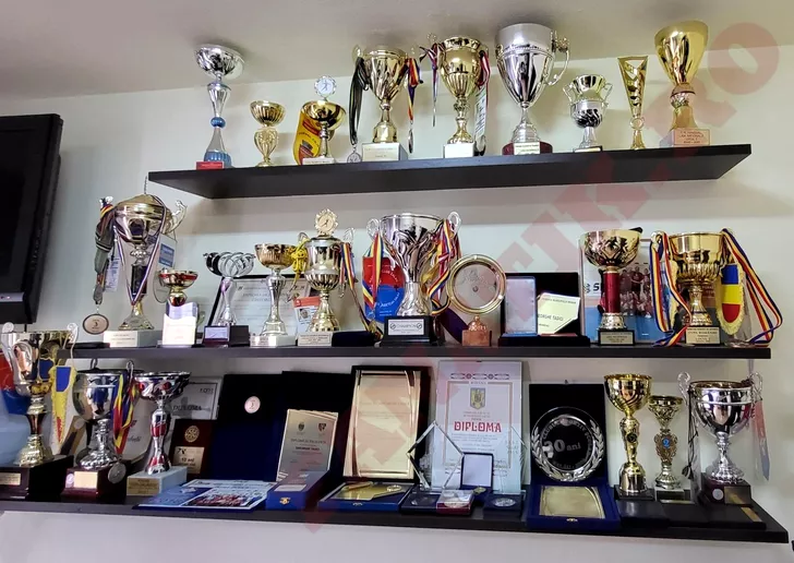 Un perete plin de trofee, în biroul din Zalău. Sursa foto: Fanatik