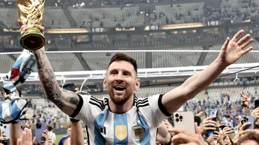 Lionel Messi poza alaturi de seicul PSGului si trofeul Cupei Mondiale Mesajul campioanei Frantei pentru Kylian Mbappe