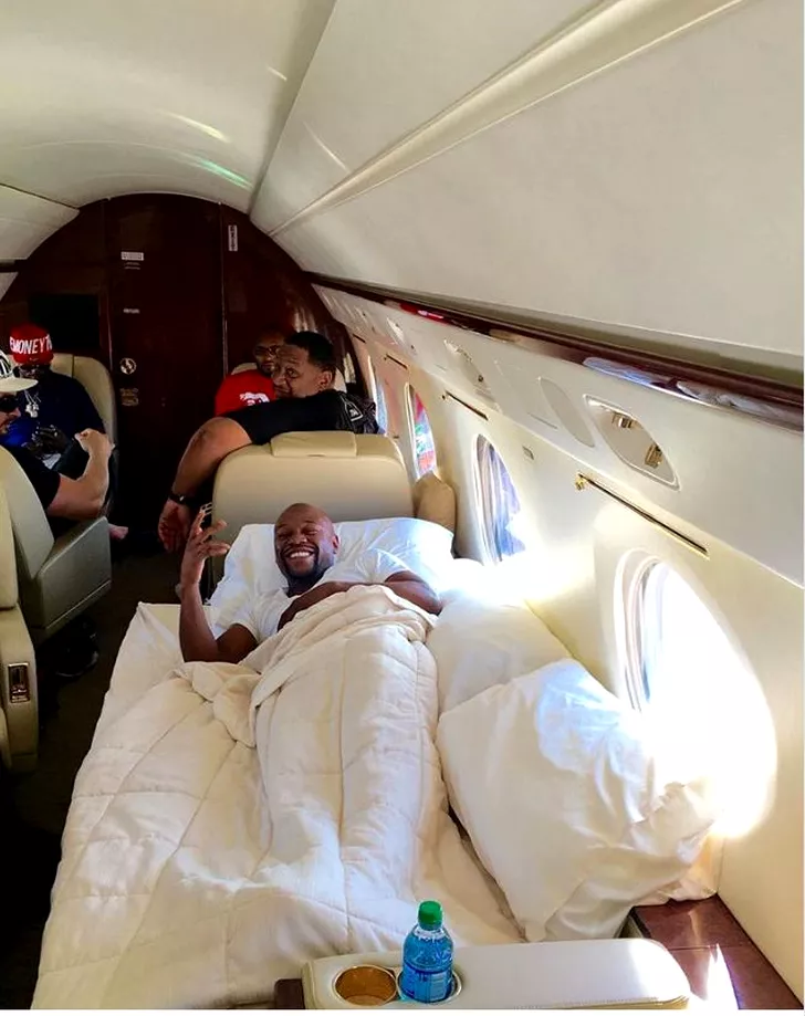 Floyd Mayweather în avionul privat pe care și l-a cumpărat cu 35 de milioane de dolari