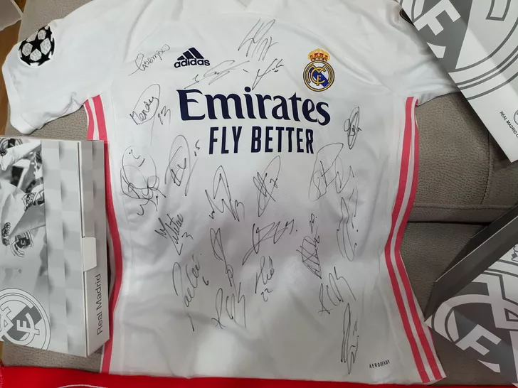 Tricoul lui Real Madrid primit de la Emilio Butragueno, cu semnăturile tuturor jucătorilor