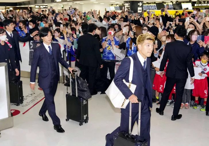 Jucătorii Japoniei au fost așteptați de sute de fani la aeroport. Sursă foto: FIFA. 