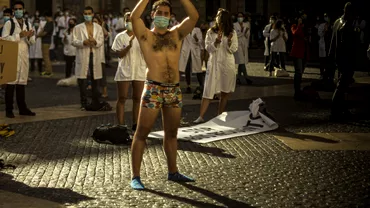 Medicii din Spania sau dezbracat in centrul Barcelonei in semn de protest Video