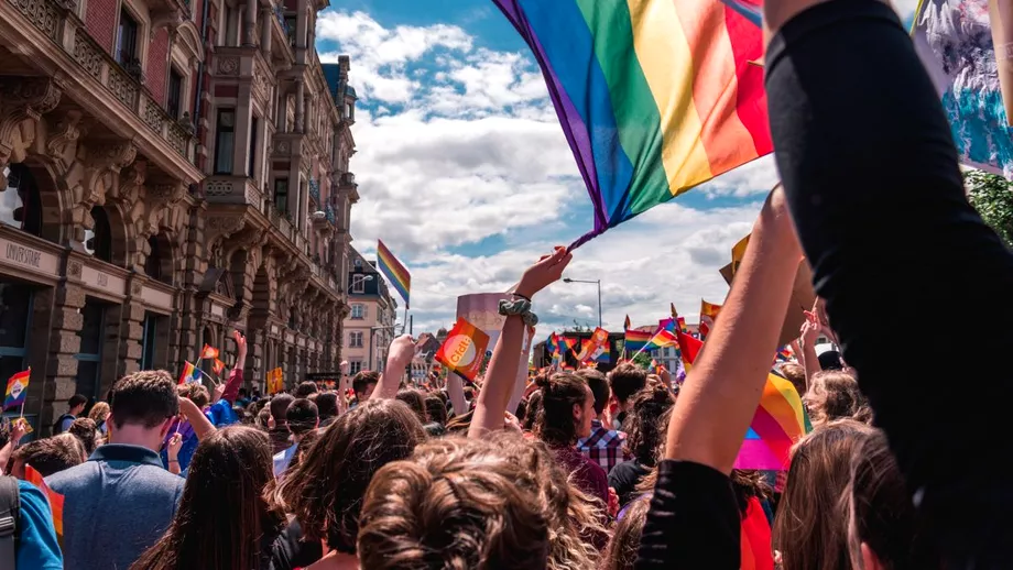 CEDO considera ca Romania a incalcat drepturile persoanelor LGBT CNCD Sa recunoasca cuplurile de acelasi sex  Reactia BOR Update