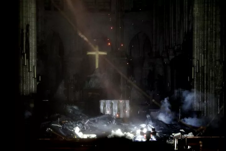 Crucea și altarul de la catedrala Notre Dame din Paris, după incendiu