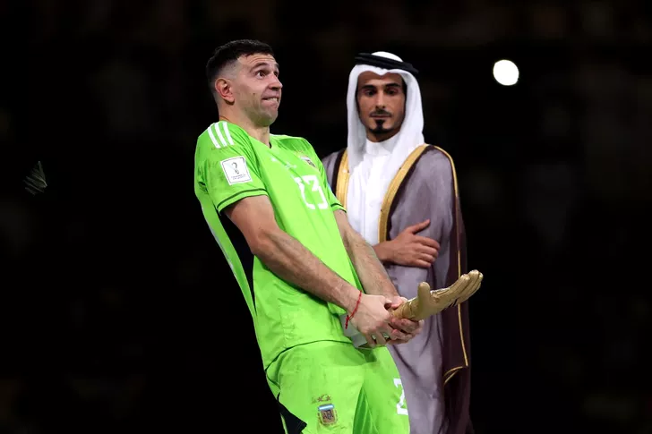Emiliano Martinez şi gestul vulgar sub privirile lui Jassim Bin Hamad Al Thani. 