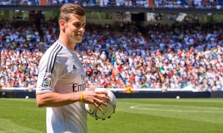 Gareth Bale greets Real Madrid fans during his official unveiling at the Bernabéu