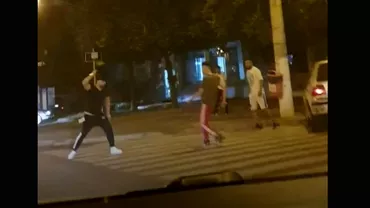 Bataie cu cutite pe o strada din Galati Trei tineri sau incaierat din cauza unei fete Video