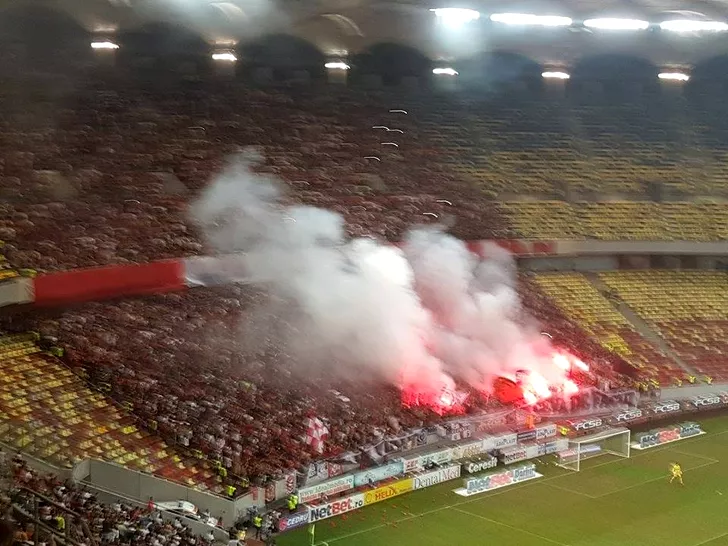 Derby-ul FCSB - Dinamo, din etapa a doua a Ligii 1 Betano, a fost întrerupt 3 minute din cauza torțelor aruncate în teren de fanii dinamoviști