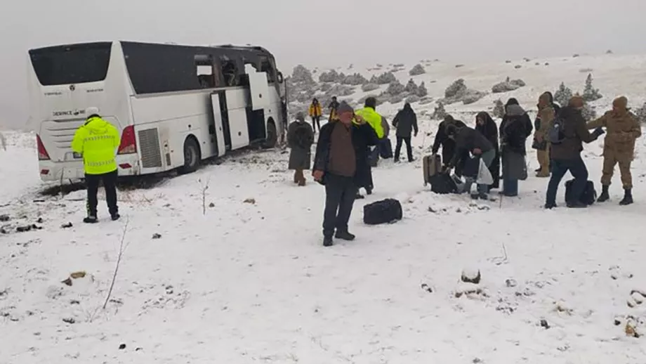 Video Momentul in care doua autobuze se ciocnesc pe autostrada in Turcia Sunt cel putin zece victime intre care doi morti