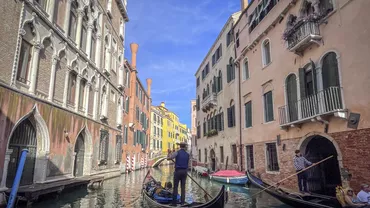 Au vrut sa faca un selfie si au ajuns in apa Patru turisti sau rasturnat cu gondola la Venetia