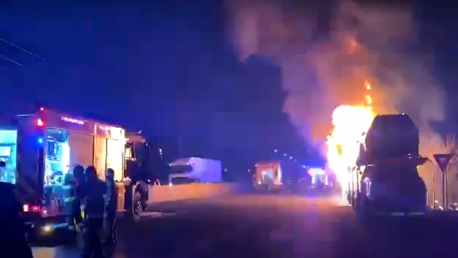 Incendiu puternic pe DN1 traficul este blocat Un camion care transporta masini a ars ca o torta