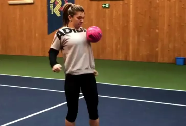 Simona Halep ştie să jongleze perfect cu mingea de fotbal
