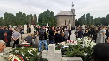 Mama sinucigasa din Timisoara si cei doi copii condusi pe ultimul drum Fostul iubit si fostul sot prezenti la inmormantare