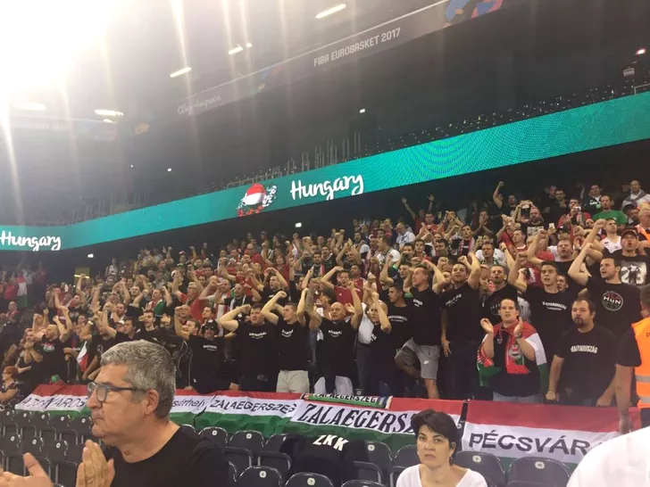 steag-al-ungariei-ars-in-fata-salii-din-cluj-politia-a-intervenit-3000-de-maghiari-sunt-la-cluj-pentru_2