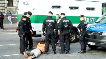 Trei tineri din Romania au atacat mai multi cetateni in Germania Unul dintre ei a muscat un politist