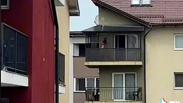O fetita din Cluj filmata in timp ce se balansa pe un leagan improvizat pe balconul unui apartament la etajul trei Mia stat inima in loc