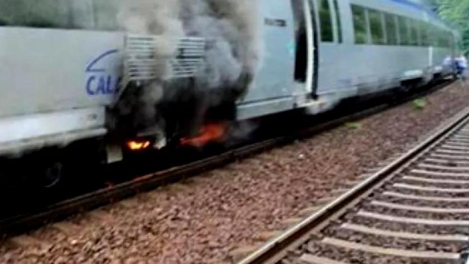 Un tren cu 200 de calatori a luat foc pe ruta Bucuresti  Brasov  Pompierii si ambulantele au fost chemati de urgenta