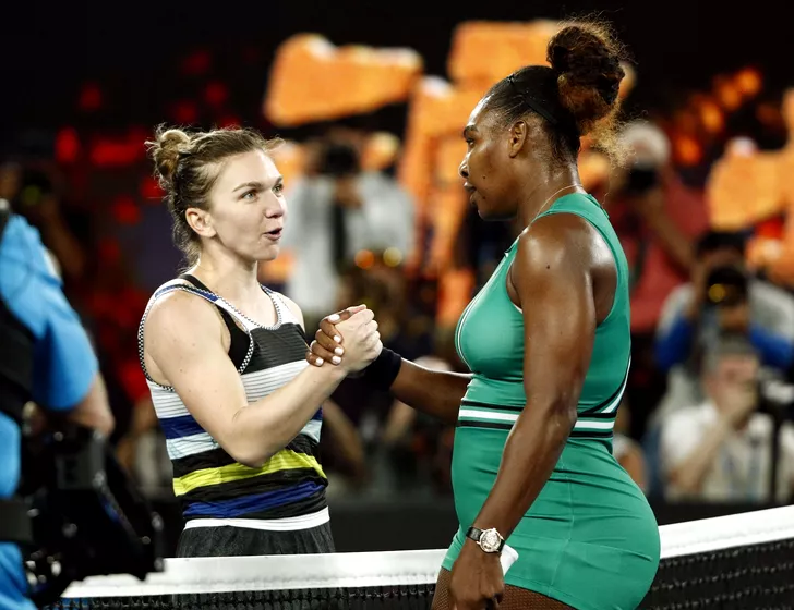 Simona Halep o salută pe Serena Williams la finalul meciului