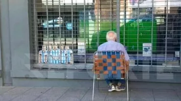 Povestea emotionanta a unui fan de 83 de ani al Argentinei A vazut meciurile de la Cupa Mondiala pe un scaun pliant in fata magazinului de televizoare Ce surpriza a primit inaintea finalei