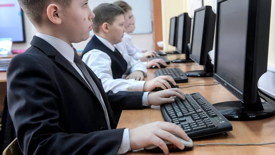 Testare pilot in scolile din Romania 100000 de elevi de scoala primara gimnaziala si liceu participa la o evaluare standardizata