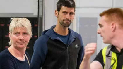 VIDEO Prima reacție a lui Novak Djokovic, din hotelul în care este obligat...