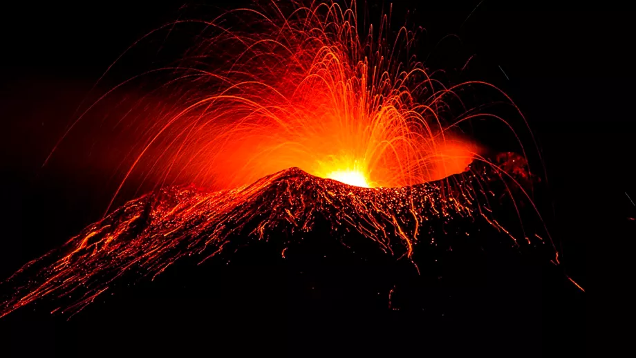 Video Vulcanul Etna a erupt din nou Lava a fost aruncata la zeci de metri in aer