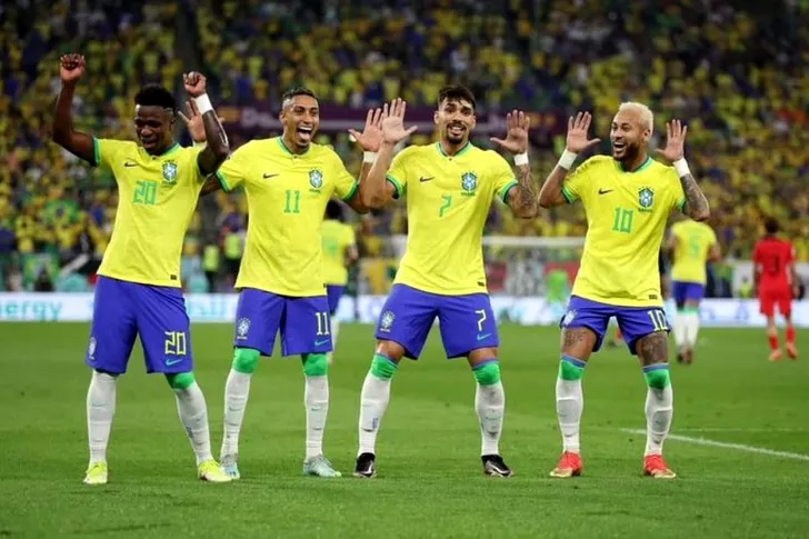 Fotbaliștii Braziliei au sărbătorit alături de fani calificarea în sferturi la Cupa Mondială. Sursă foto: Twitter.