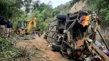 Tragedie rutiera Cel putin 27 de morti dupa ce un autobuz sa prabusit intro rapa in Mexic