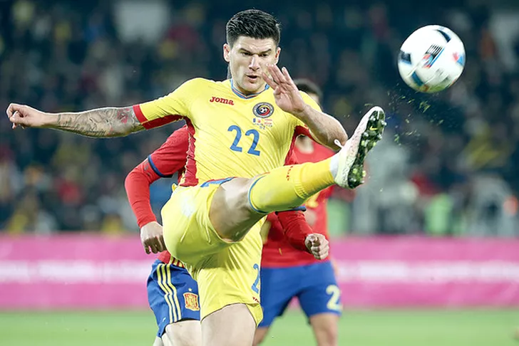 Fază de joc dintr-un meci al naţionalei României care îl are în prim plan pe Cristi Săpunaru