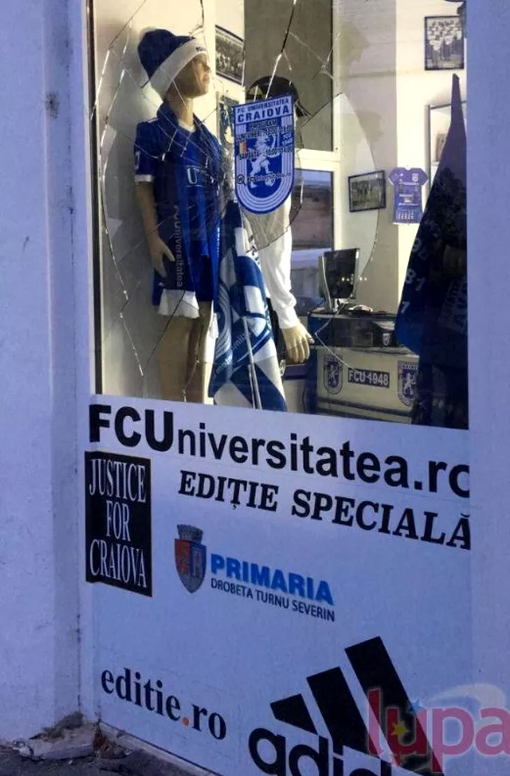 Geamul magazinului FCU Craiova a fost spart. Sursă foto: lupamea.ro