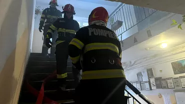 Incendiu la un bloc din Murfatlar Peste 30 de persoane au fost evacuate  O femeie a suferit un atac de panica