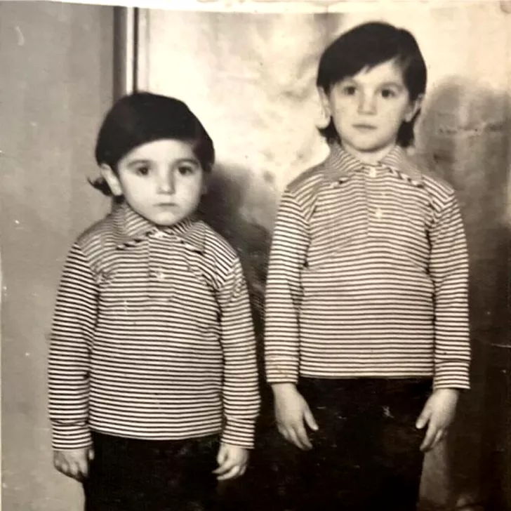 Mihai Leu în copilărie, alături de fratee său.. Sursă foto: Arhivă personală