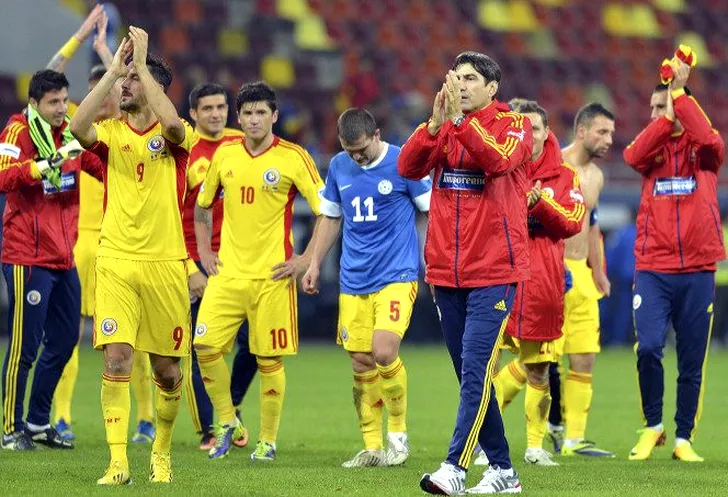 Victor Pițurcă salută publicul cu echipa națională după 0-0 în amicalul cu Argentina pe Arena Națională (5 martie 2014)