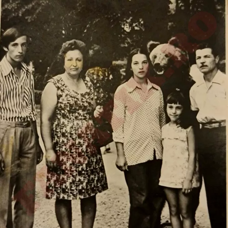 Jeni Nicolau alături de părinții si frații ei. Sursă foto: Arhivă personală