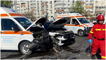 Ambulanta implicata intrun accident in Bucuresti Echipajul trebuia sa preia o femeie insarcinata