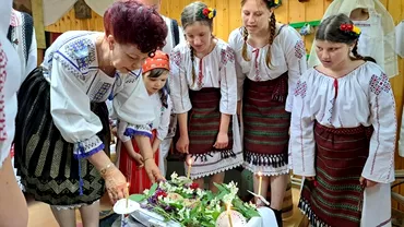 Ritual bizar cu o papusa de lut purtata intrun sicriu filmat in Moldova Motivul pentru care copiii o jelesc timp de trei zile