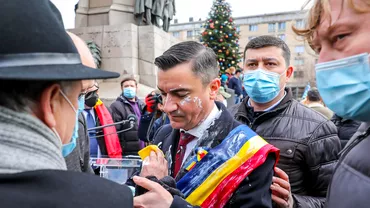 Video Cum a fost atacat Mihai Chirica cu iaurt in timpul ceremoniei pentru Unirea Principatelor Romane