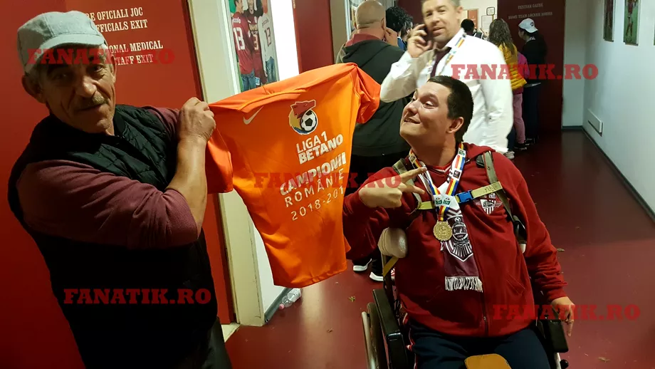Fanul lui CFR Cluj care a primit medalie si tricou de campion Gestul care a trecut neobservat dar care te va emotiona pana la lacrimi FOTO EXCLUSIV