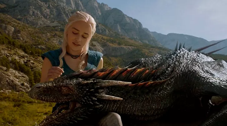 Daenerys și unul dintre dragonii săi