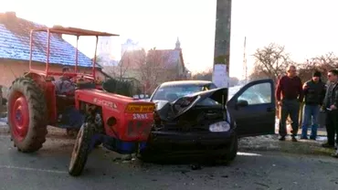 Accident cumplit in Vrancea dupa ciocnirea dintre un autoturism si un tractor