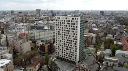 Demolarea clădirii de 75 de metri din Bucureşti se amână, temporar. Operaţiunea ar...