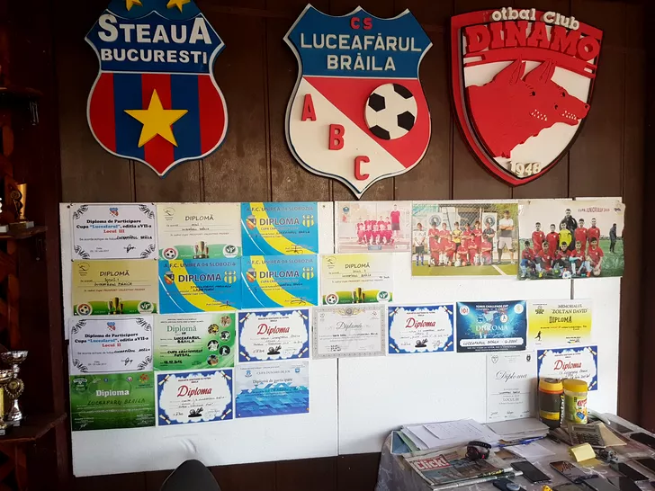 Emblemele de pe peretele şcolii de fotbal Luceafărul din Brăila, sugestive pentru cariera şi pasiunea lui Florinel Coman
