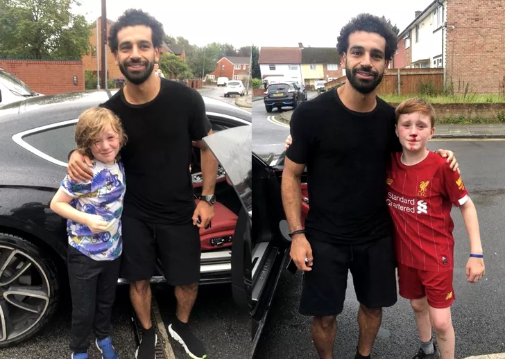 Pozele lui Salah cu cei doi tineri suporteri. Sursă: Twitter.com
