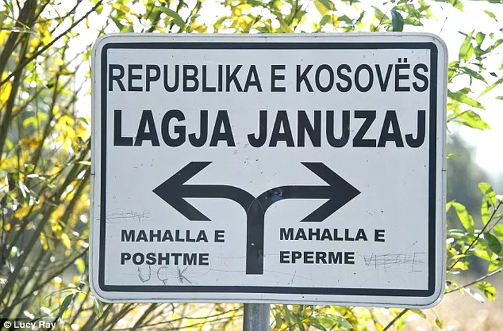Indicator „istoric” către cătunul Januzaj din apropierea orașului Istog din Kosovo